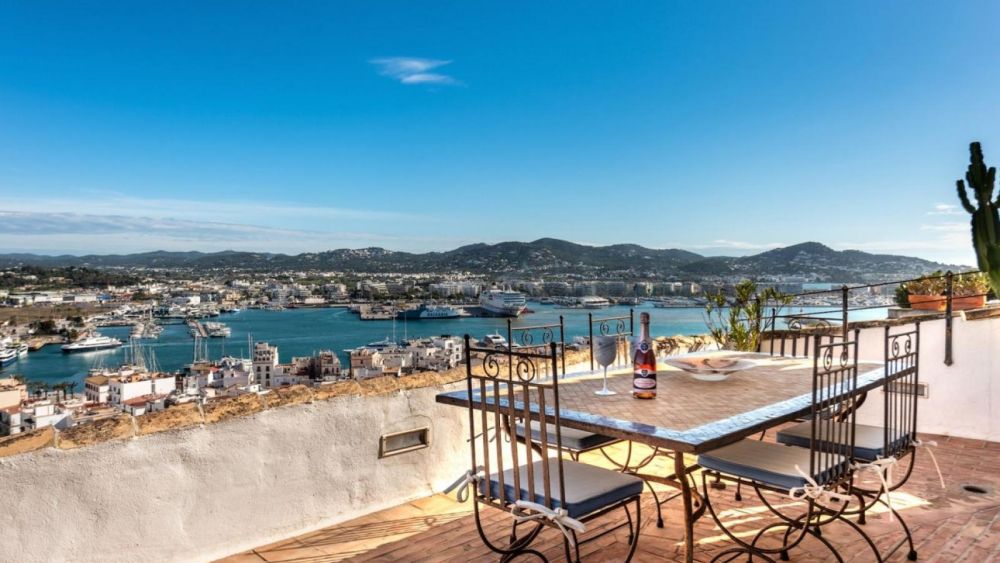 Penthouse with 3 rooms in Dalt vila