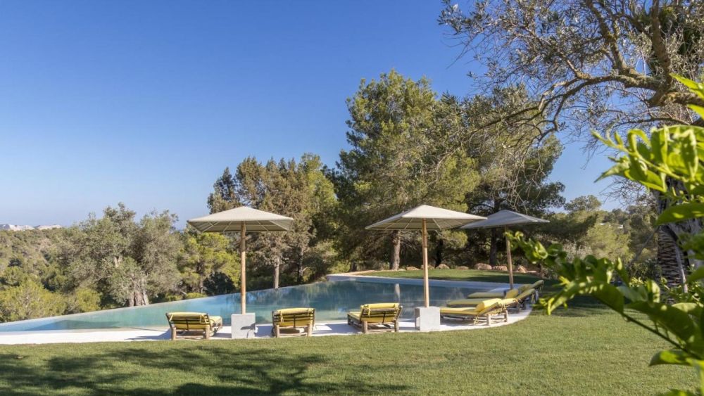 Finca with 6 rooms in Cala jondal