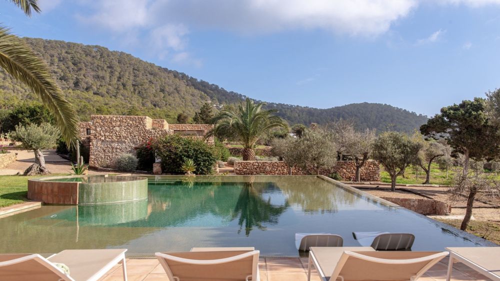 Villa with 6 rooms in Cala jondal